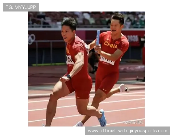 田径小将边跑边微笑太治愈，赛场上的青春力量