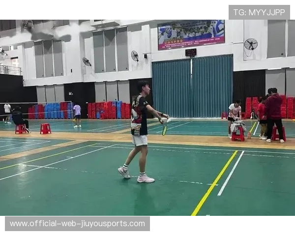 羽毛球双打闪转腾挪赏心悦目